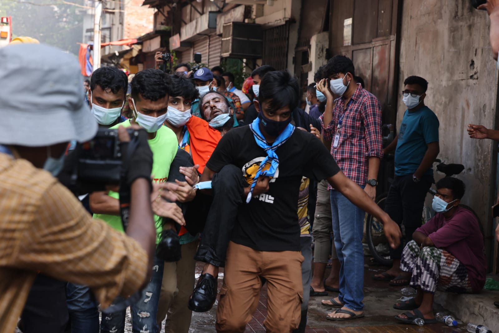 Fire erupts at garments factory and chemical warehouse in Mirpur