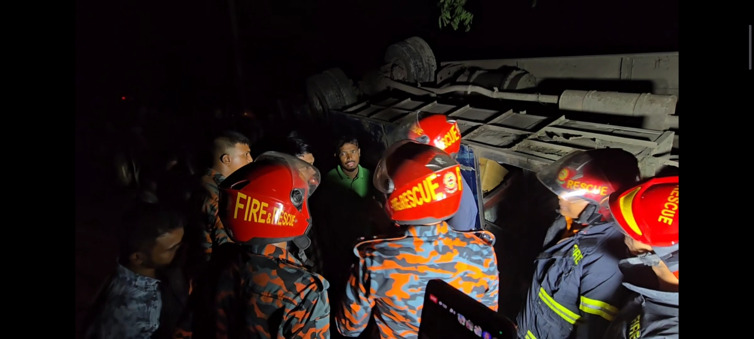 Bus turned turtle in Ishwardi, 16 injured in midnight accident