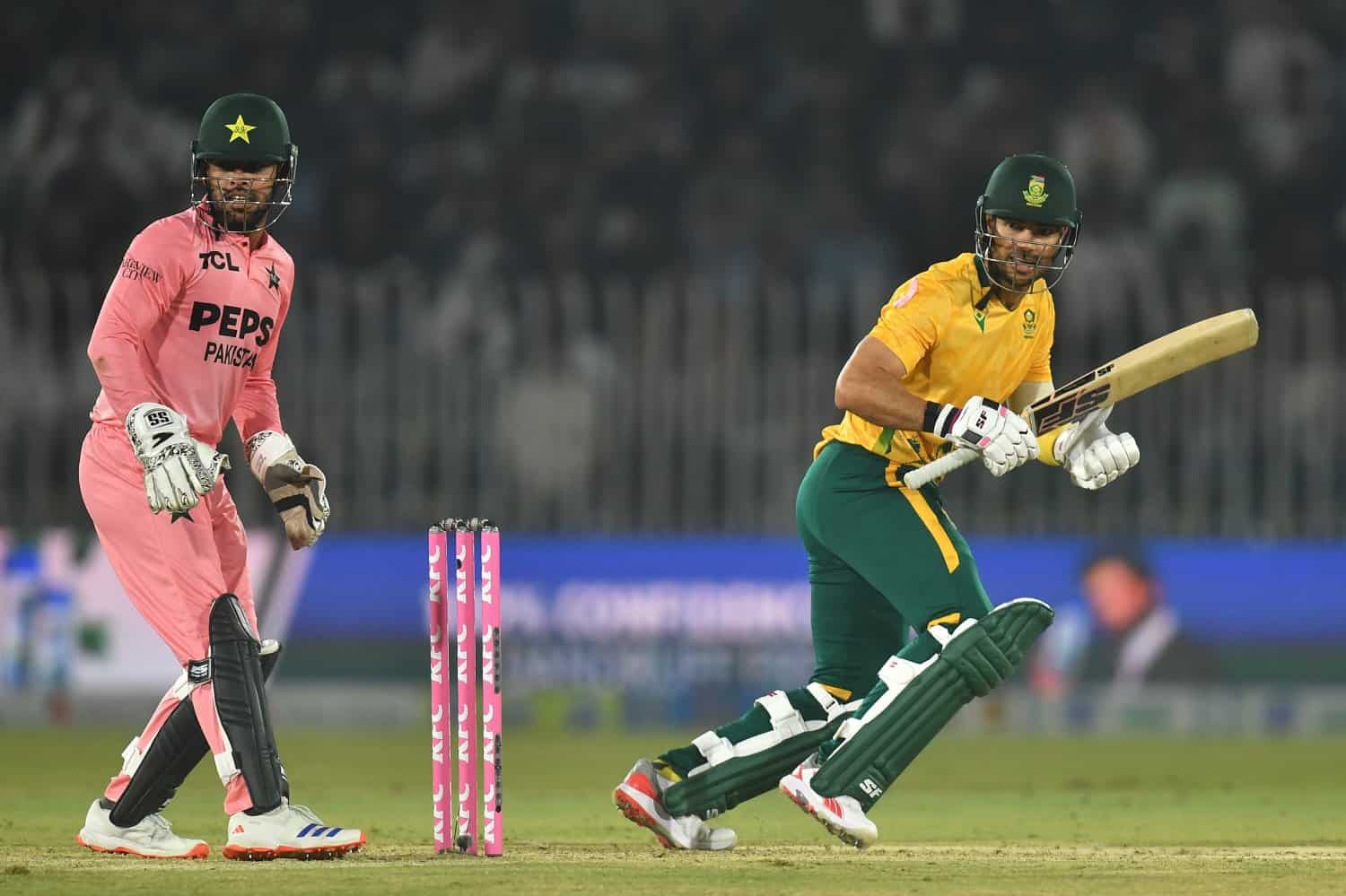 Hendricks fifty, Bosch brilliance power Proteas to emphatic win