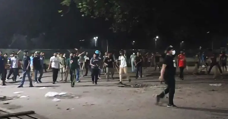 Midnight clash between DU and Dhaka college students