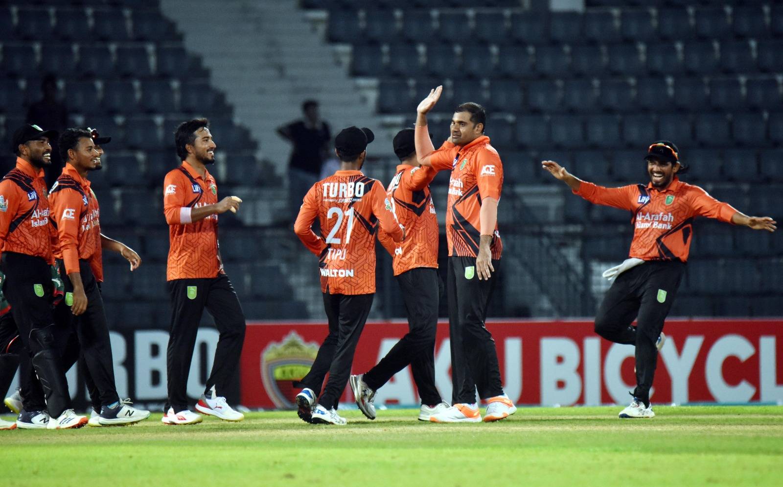 Ziaur shines as Khulna edge Dhaka by 17 runs