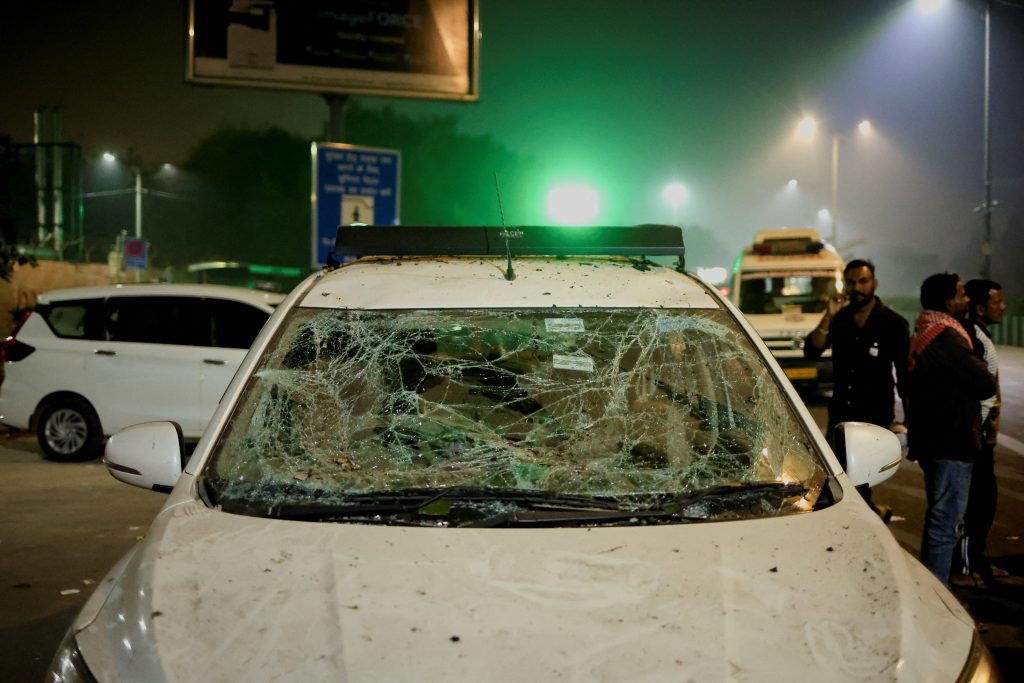8 dead in explosion near Red Fort in New Delhi