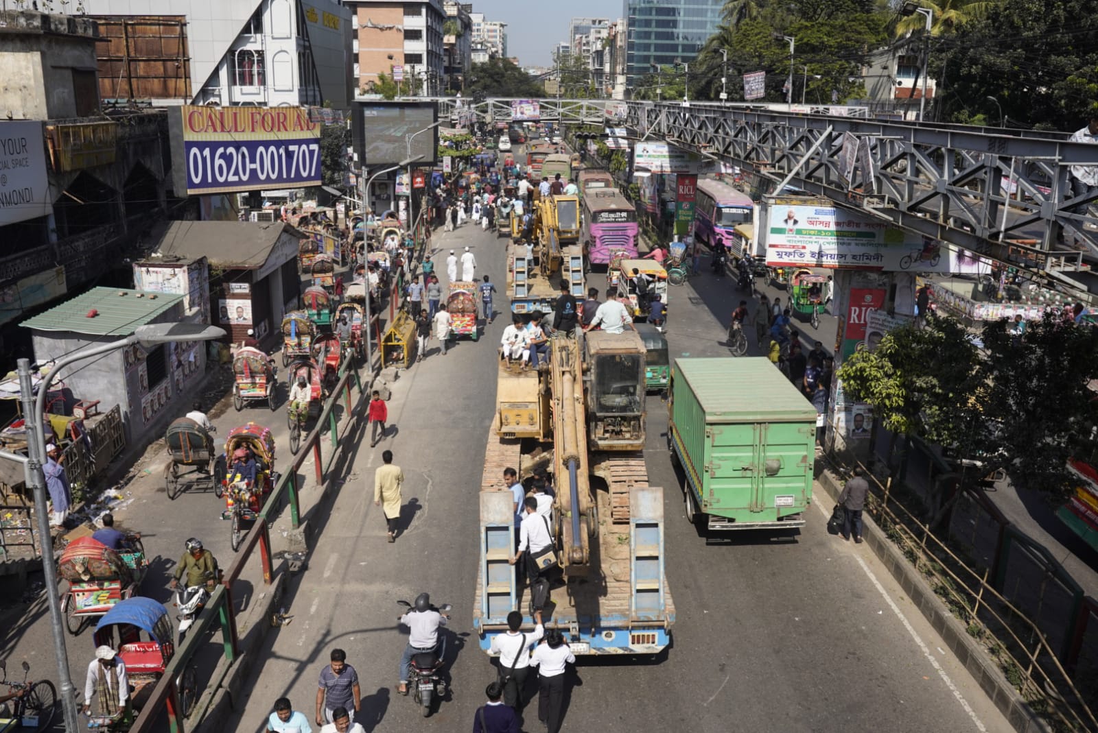 Bulldozer in front of Dhanmondi 32.