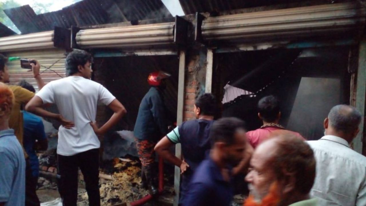 Fire at Narail market destroys 3 shops, injures 1