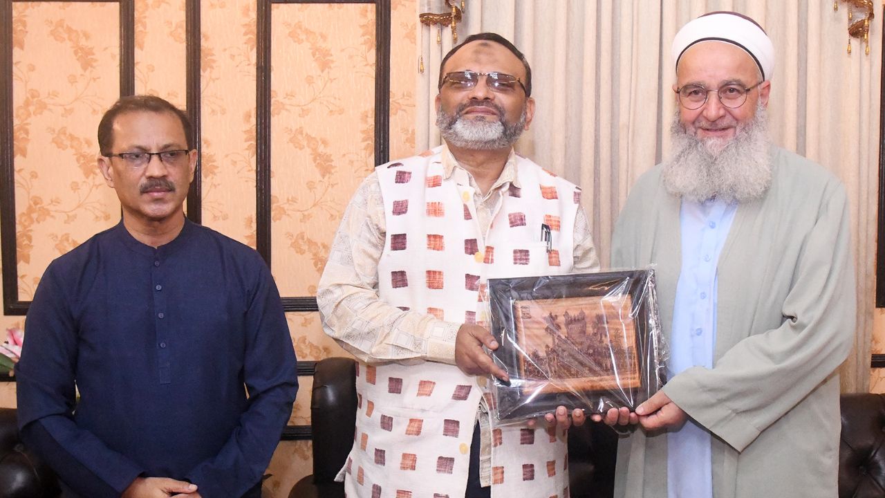 IDDEF president meets DU VC on Central Mosque project