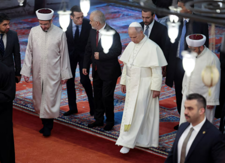 Pope removes shoes but doesn’t pray on visit to Istanbul’s Blue Mosque Pope Leo visited Blue Mosque