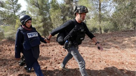 Israeli settlers attack Palestinians, journos at West Bank