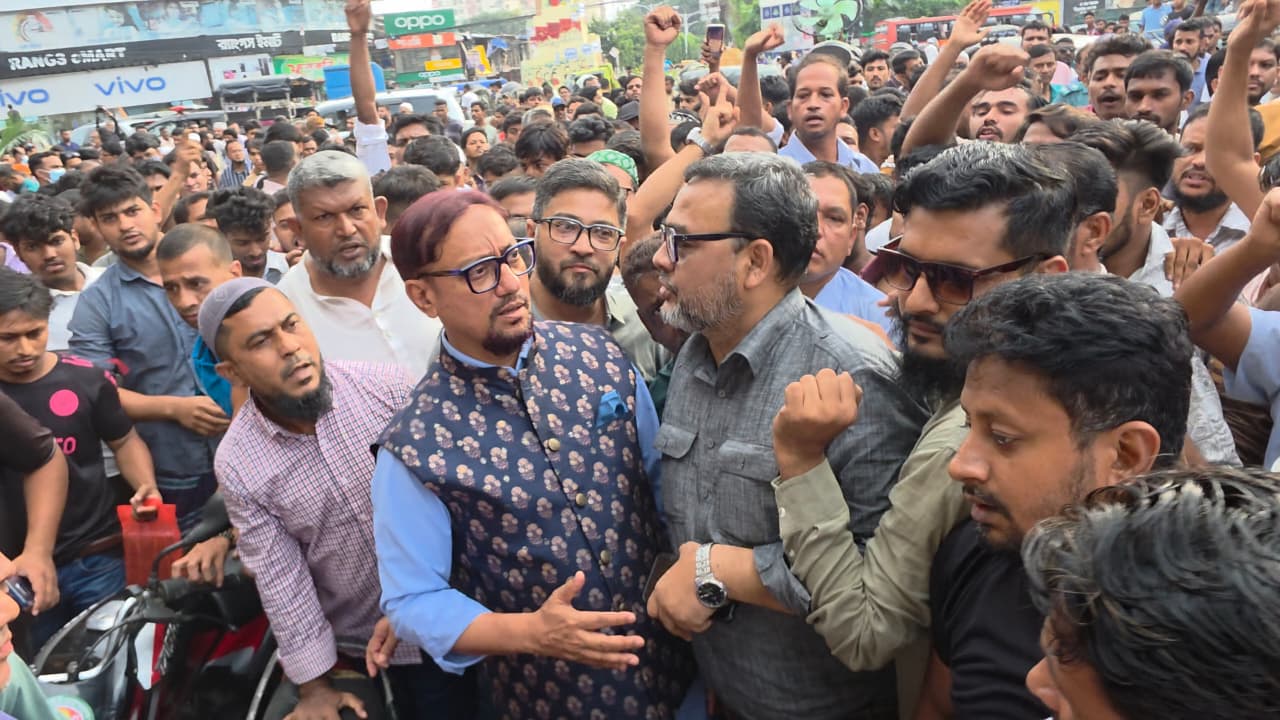Hawkers barred from New Market footpaths before 4pm: Ctg mayor