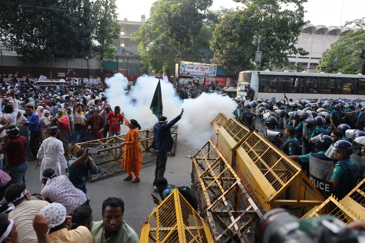 Police fire sound grenades, tear shells at pry teachers’ march