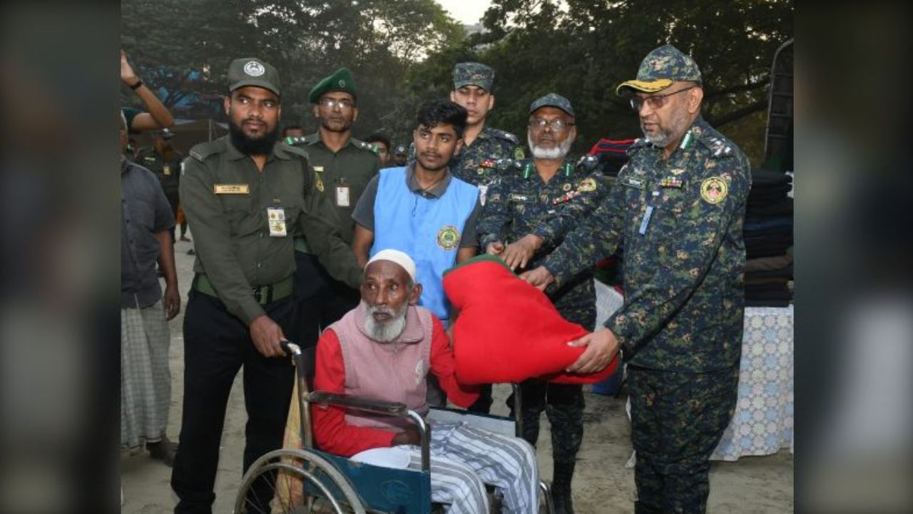 Ansar distributes winter clothes to Korail fire victims
