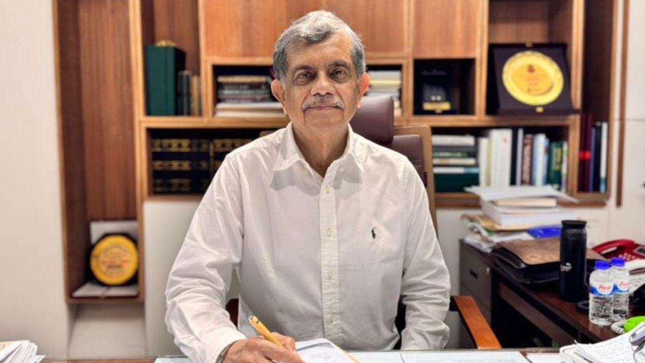 Choose teaching or politics: Edu adviser