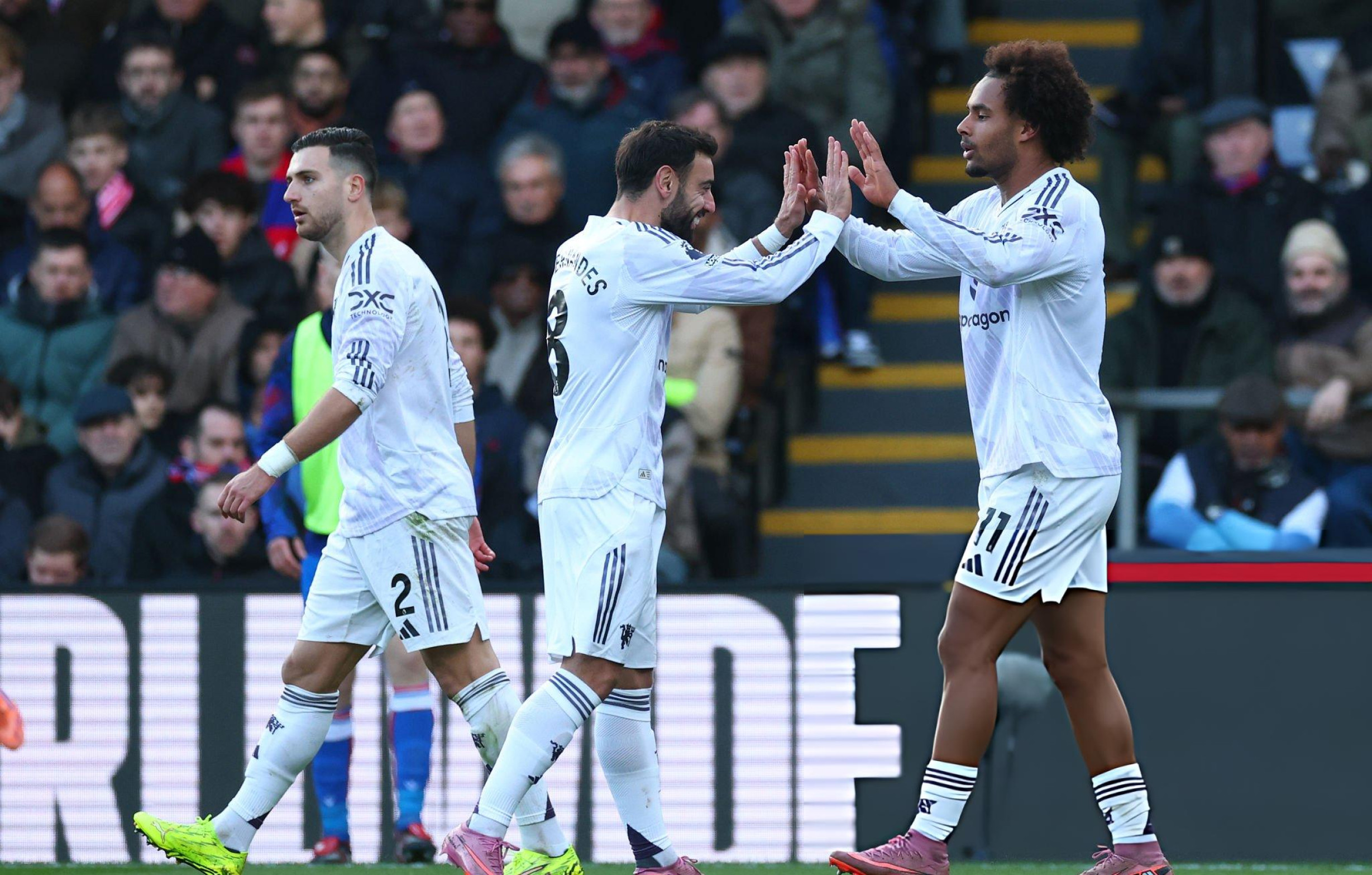 Zirkzee ends goal drought as Mount secures Man Utd comeback at Palace