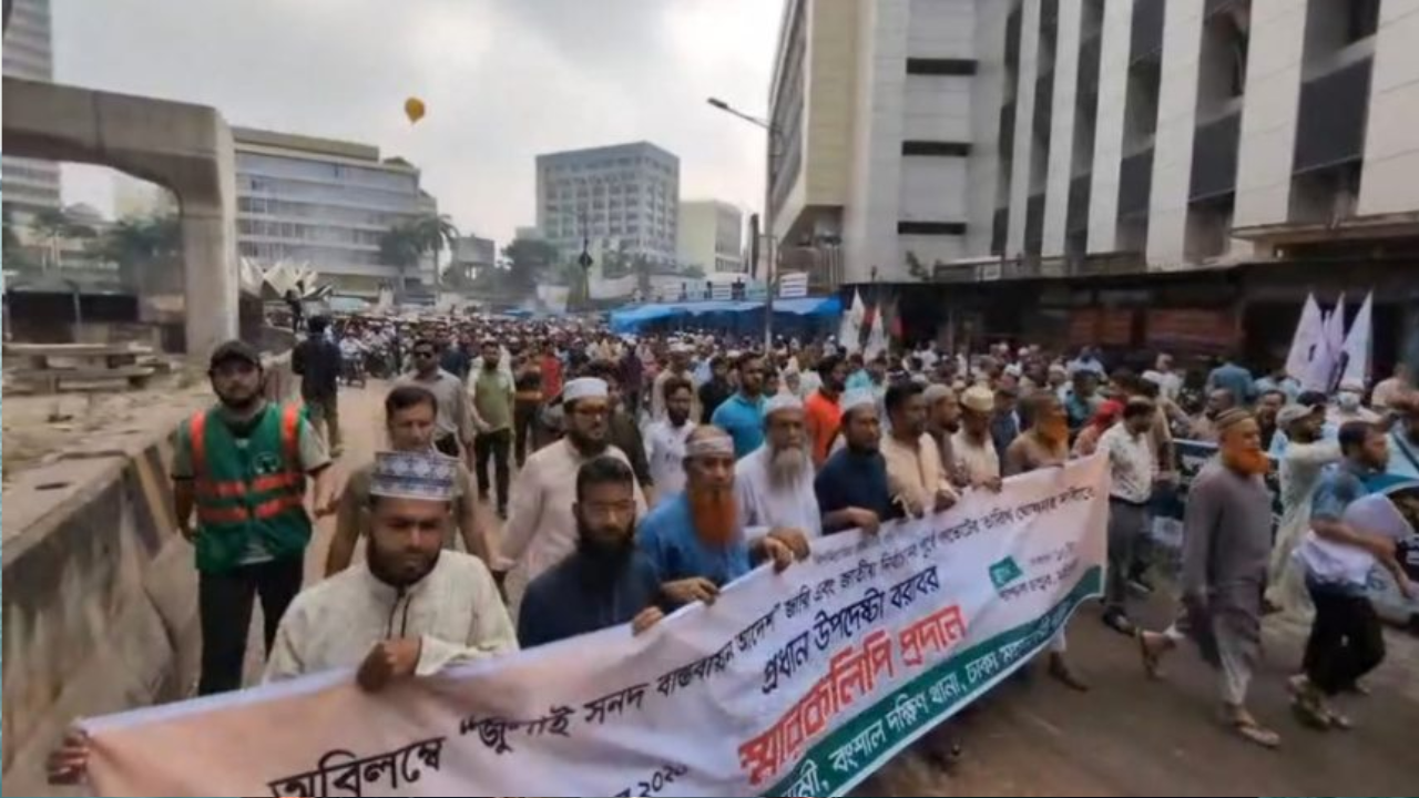 Jamaat, 7 other parties gather at Paltan intersection
