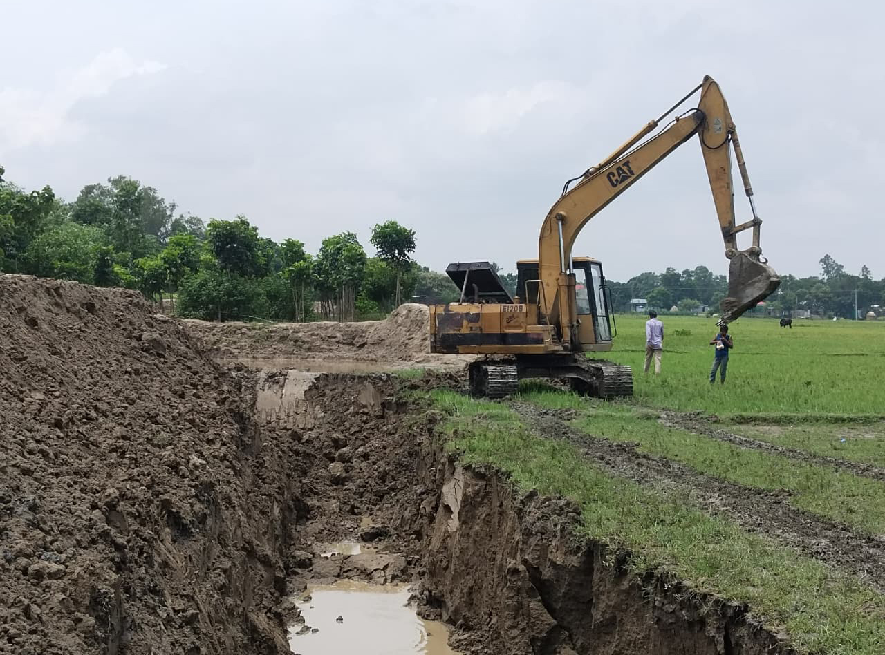 Ashuganj-Nabinagar road affected due to land acquisition disputes