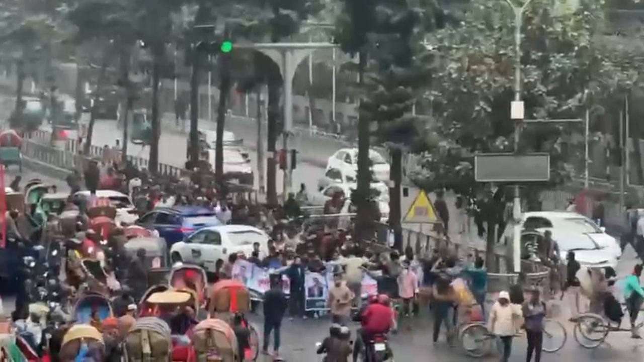 Traders protest extortion in Kawran Bazar, clash erupts