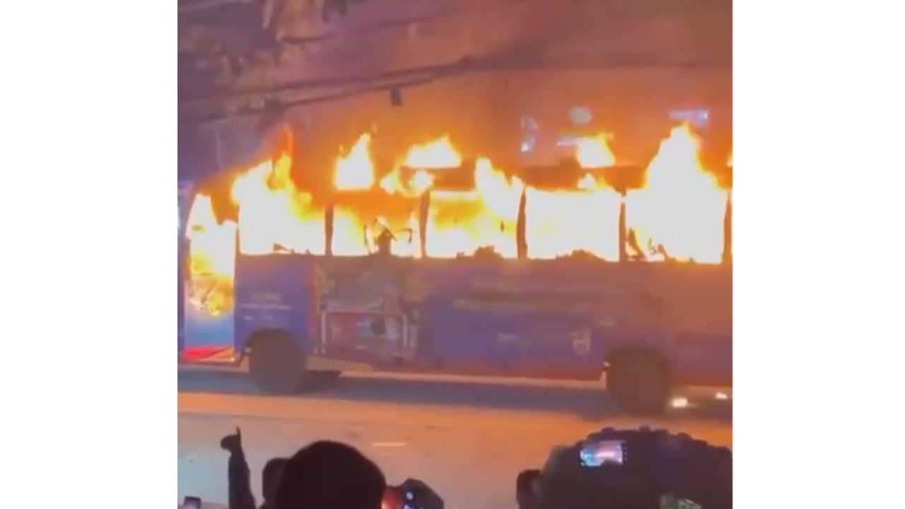 Bus catches fire in Badda