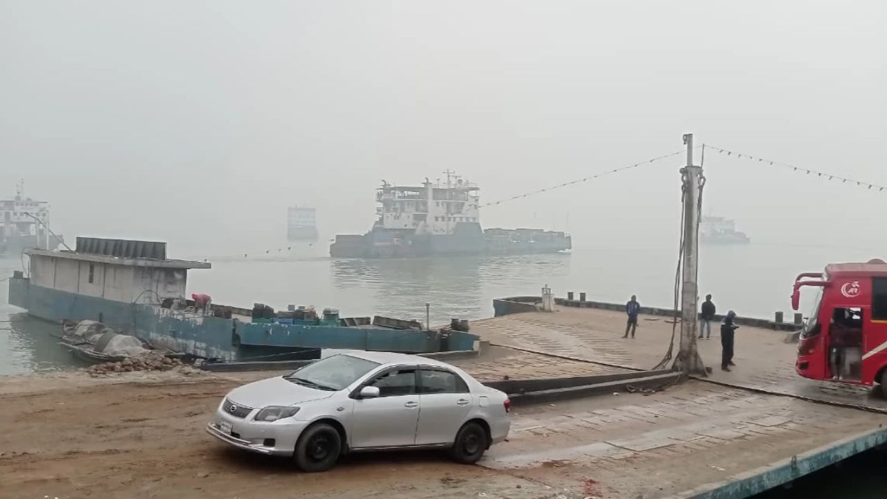 Ferry services resume on Paturia–Daulatdia, Aricha–Kazirhat routes after 15hrs