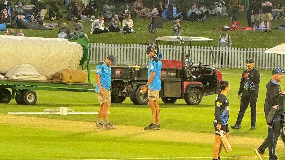 Heavy roller mishap forces WBBL match to be abandoned in Adelaide