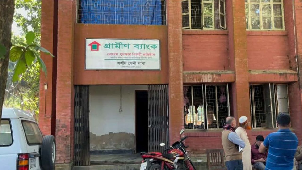 Miscreants set fire to Grameen Bank office in Feni