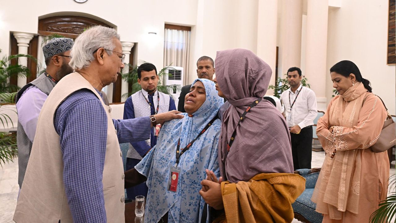 Yunus meets Hadi’s family, assures best treatment