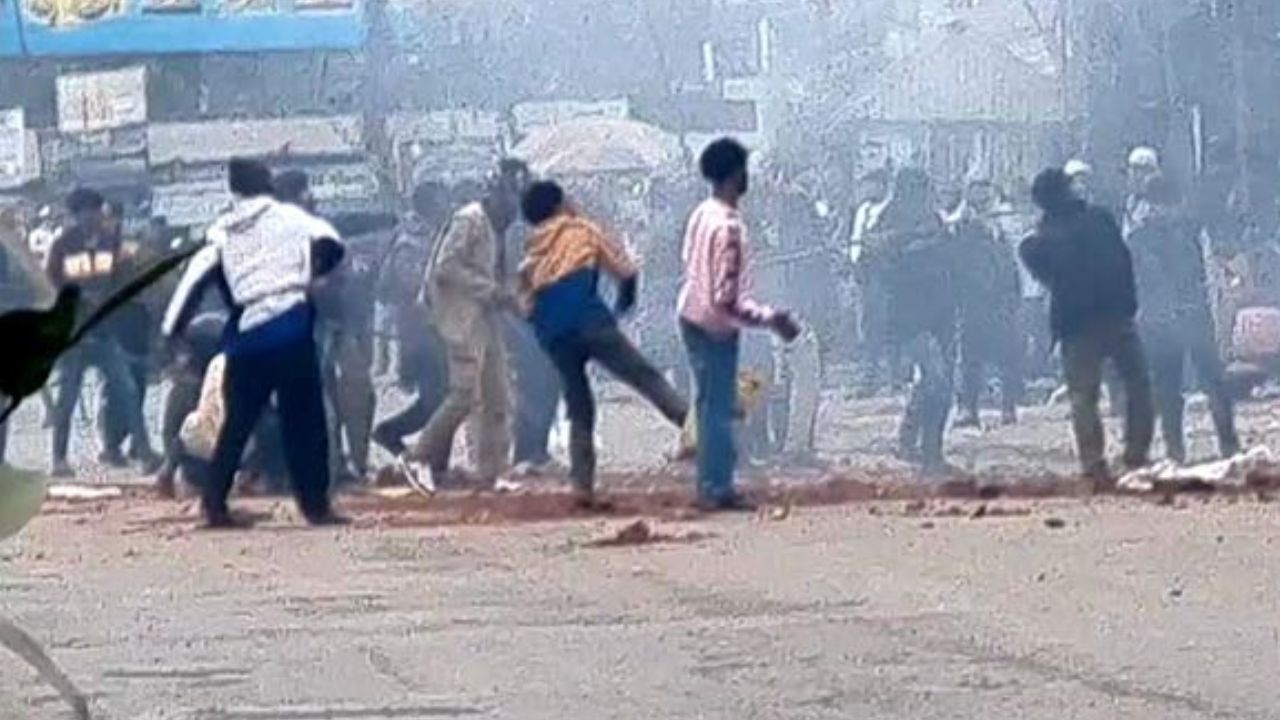 5 hurt as rivals clash in Madaripur