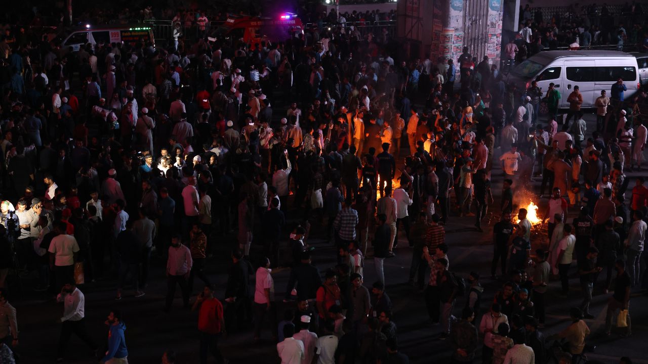 Mobile phone traders lift Karwan Bazar blockade after hours of protest