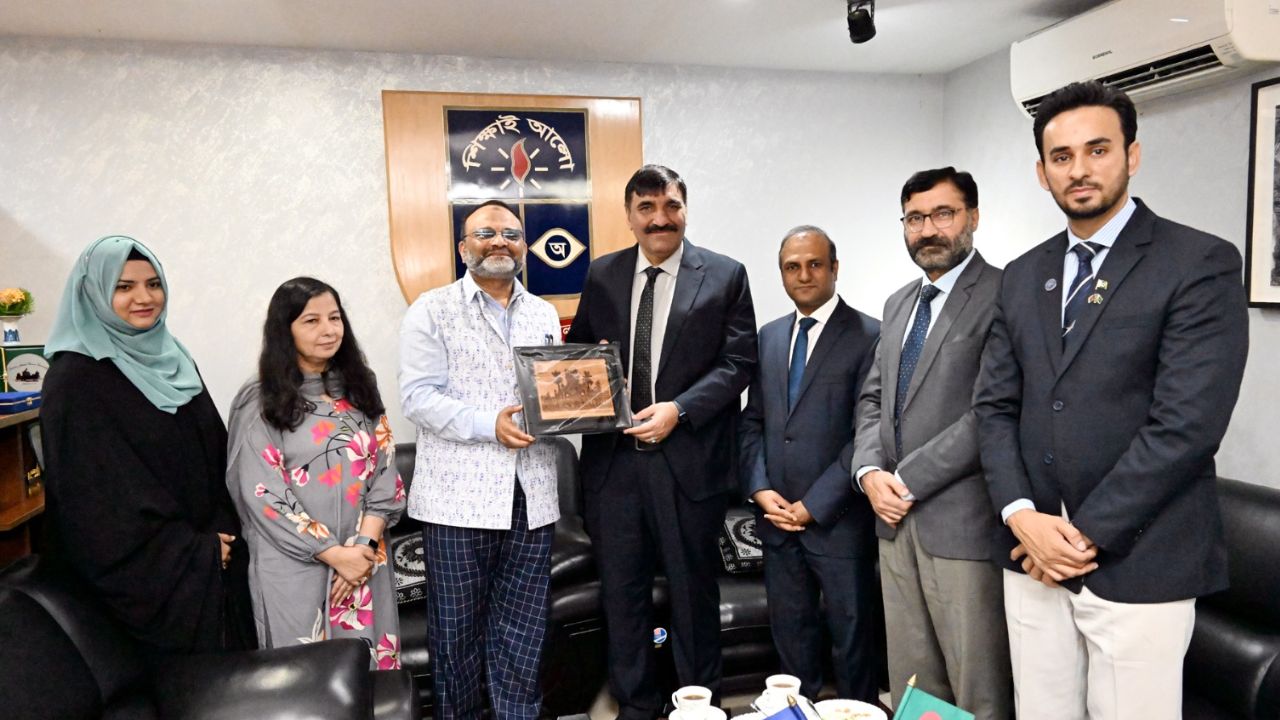 Pakistan delegation meets DU VC