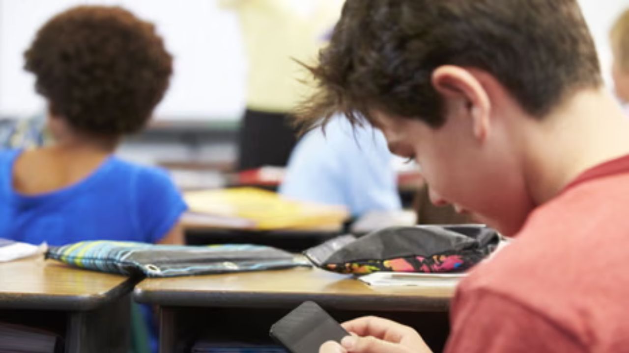 Singapore enforces ban on smartphone use for school students