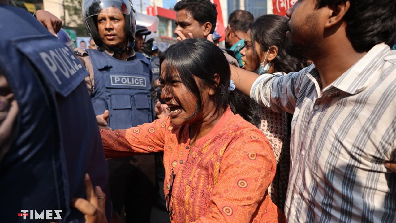 Baton charges used to disperse leftist protest near Jamuna