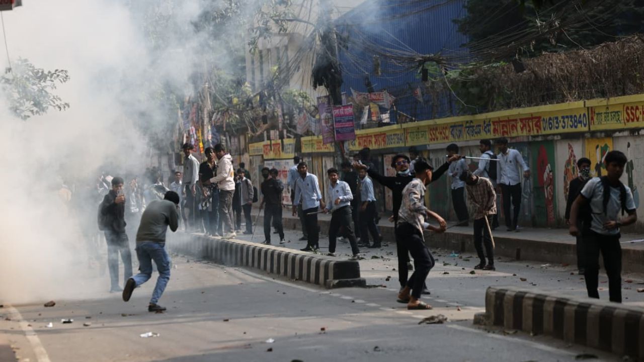 Clash erupts between Ideal and Dhaka college students