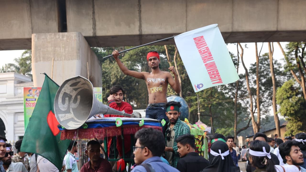 Students of seven colleges blockade Shikkha Bhaban