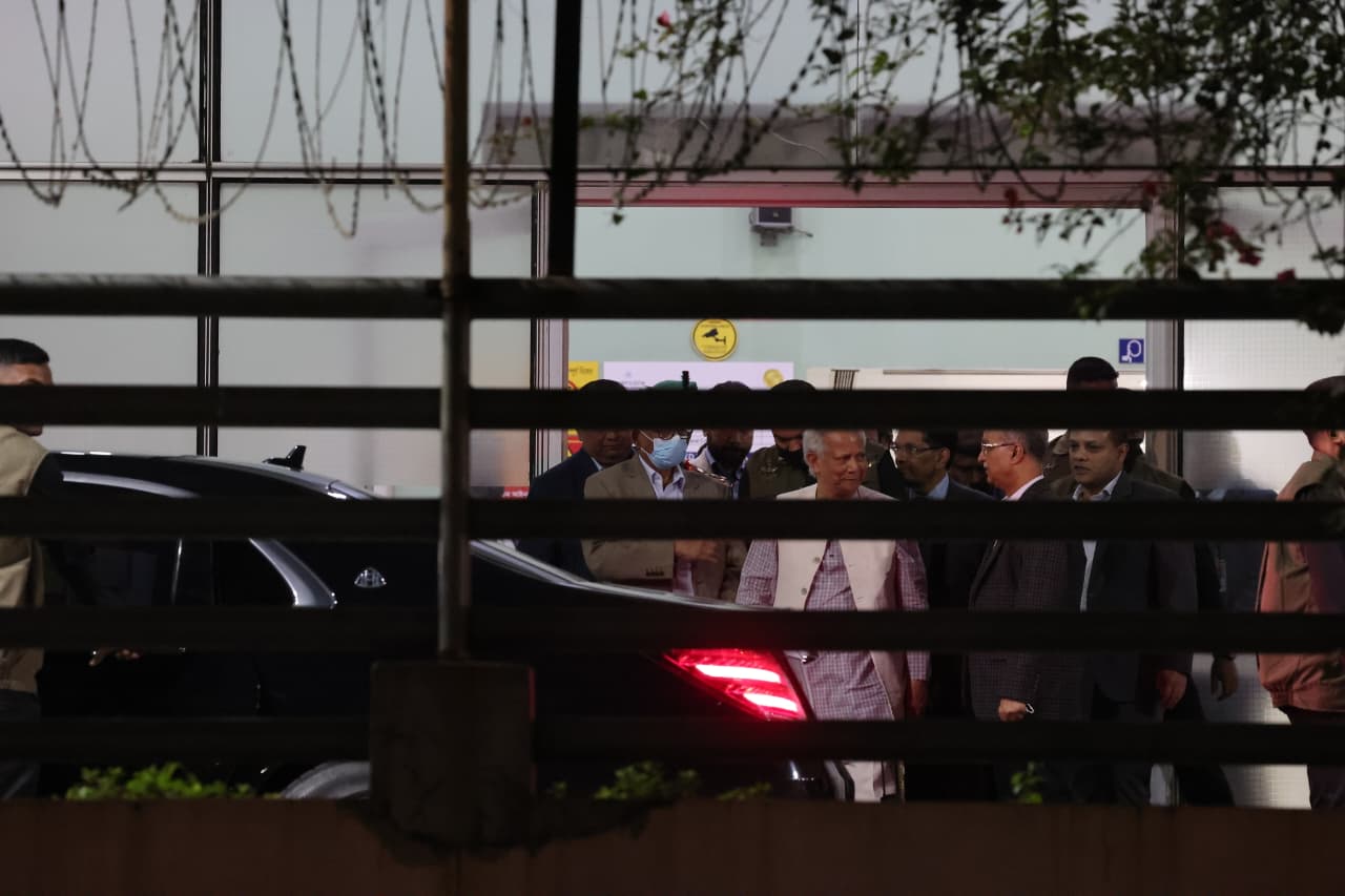 Yunus visits Khaleda at Evercare