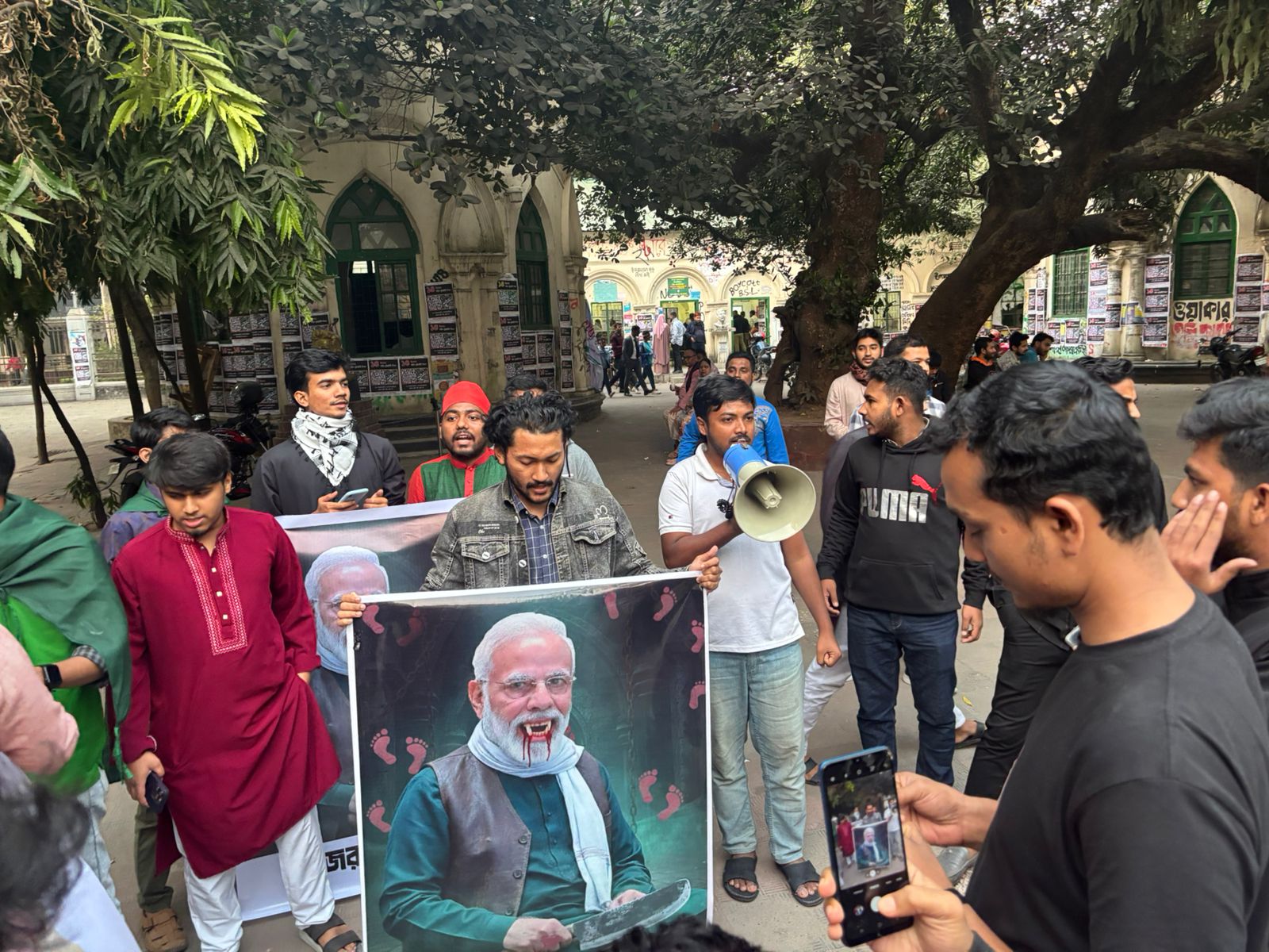DU students burn Modi effigy on Victory Day
