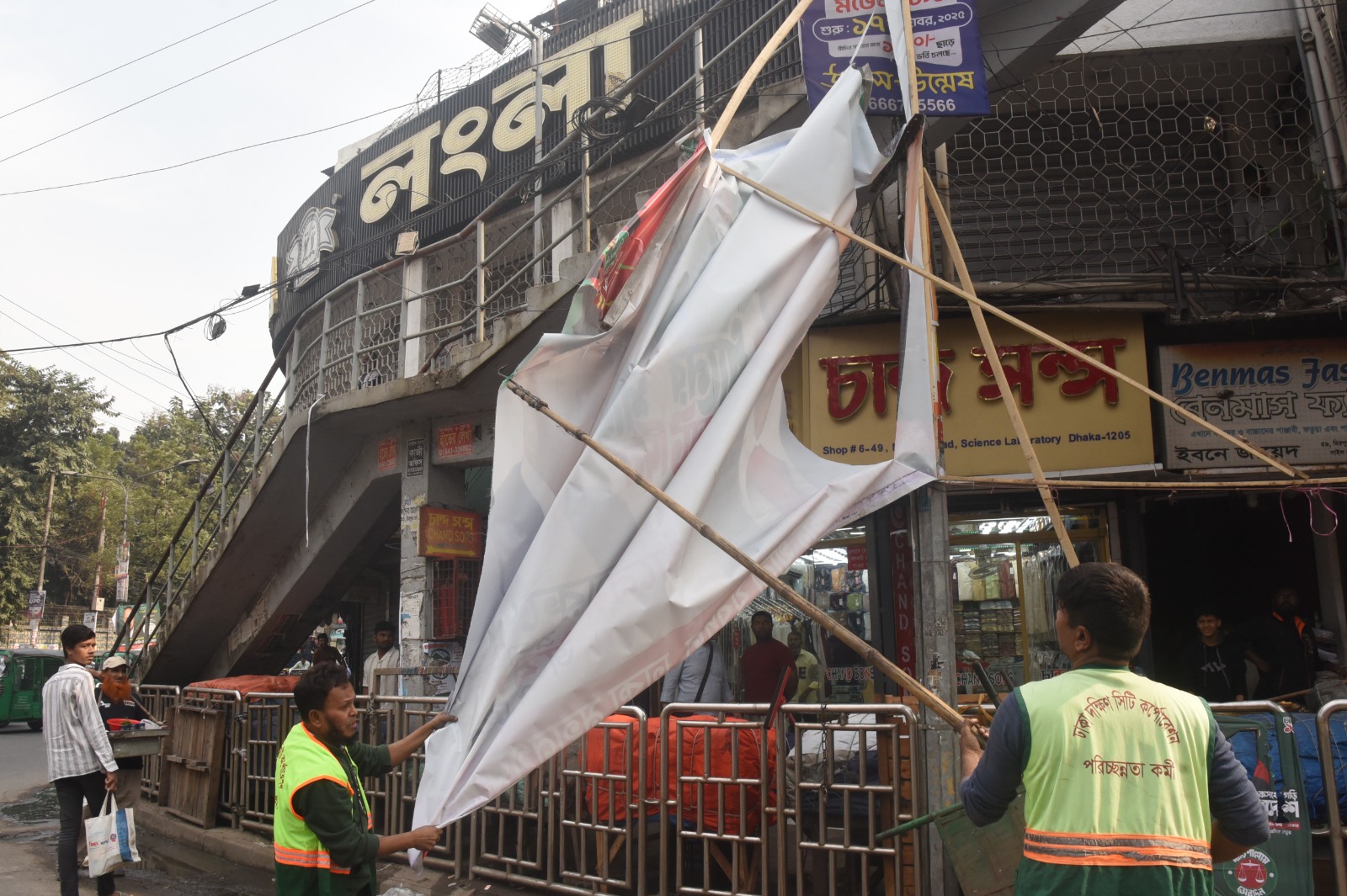 DSCC removes unauthorised election campaign materials