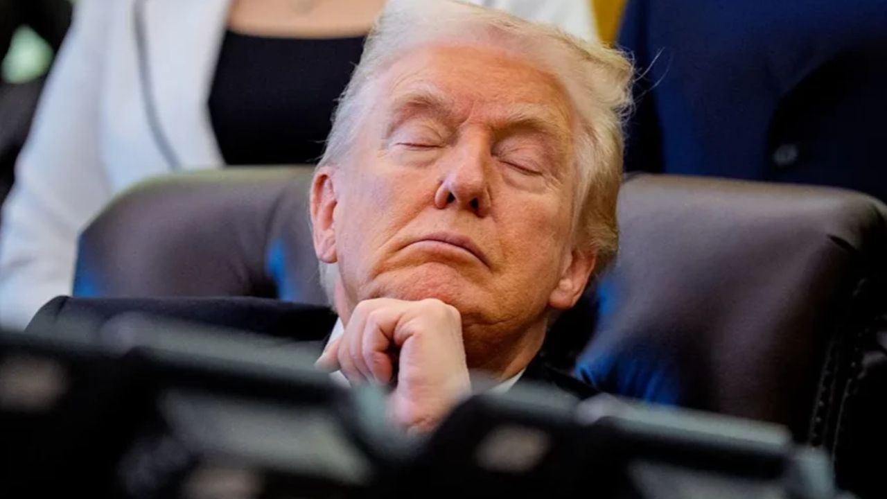 Trump seen to fight sleep during lengthy cabinet meeting