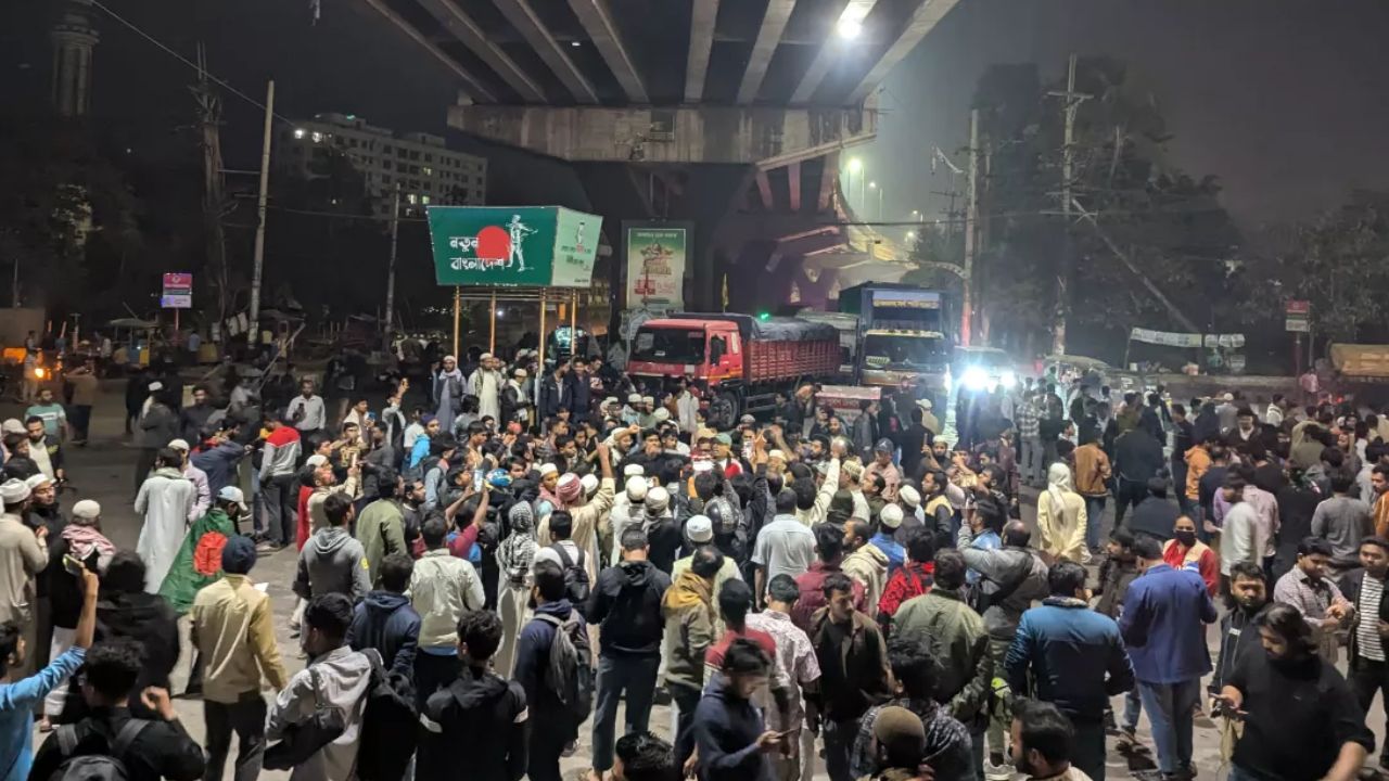 Two cops among 4 injured in clash outside Indian Assistant High Commission in Ctg