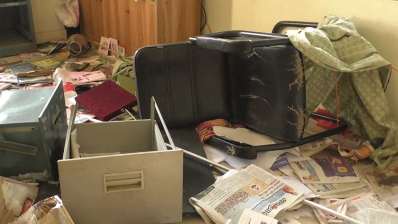 Protesters attack Prothom Alo in Kushtia