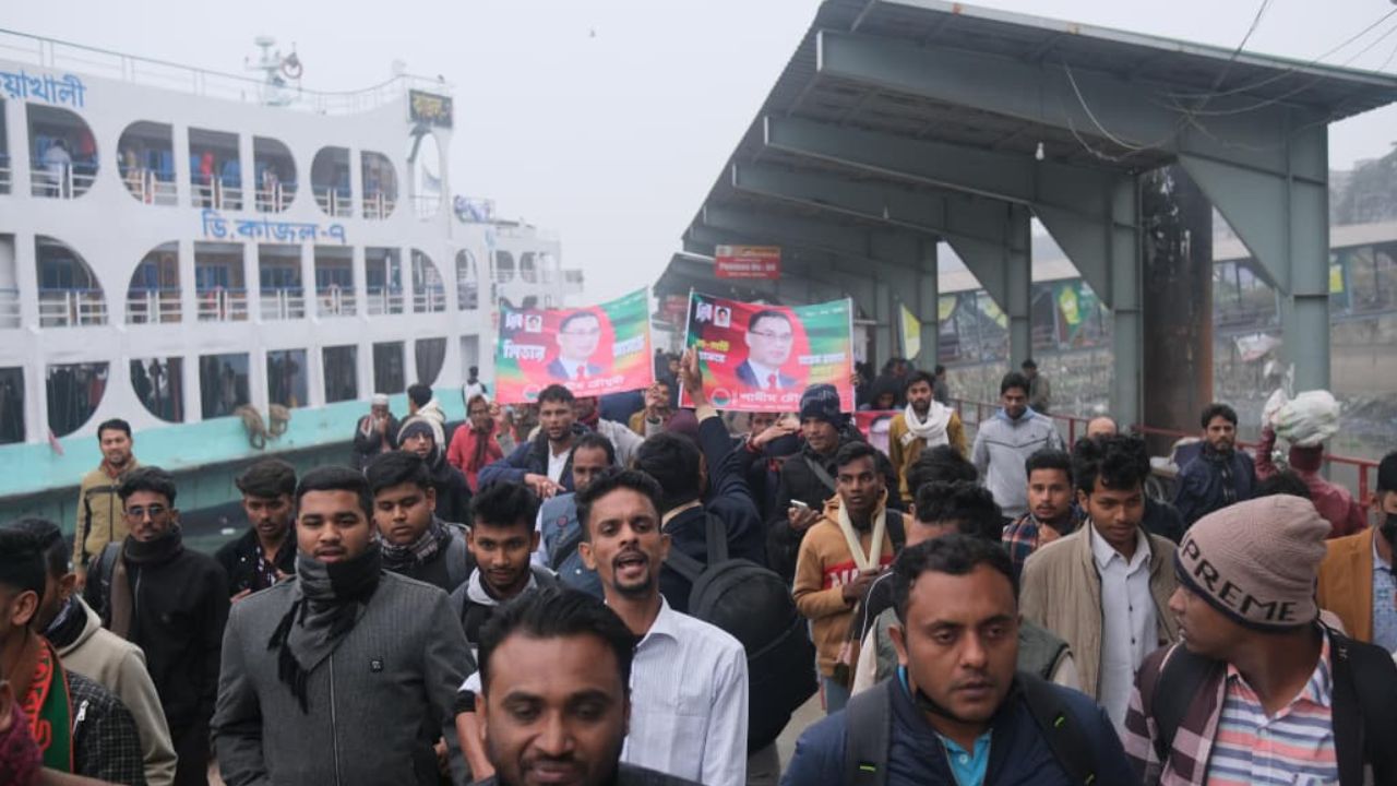 BNP supporters stream into Dhaka