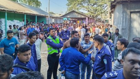 Farmers block highway in Lalmonirhat demanding fertiliser Farmers demanding fertiliser