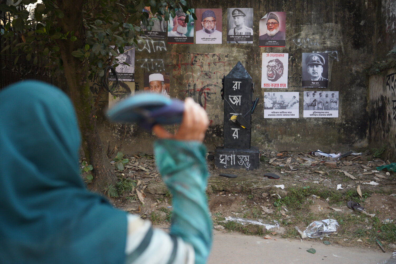 Shoes thrown at Razakars’ Monument at DU