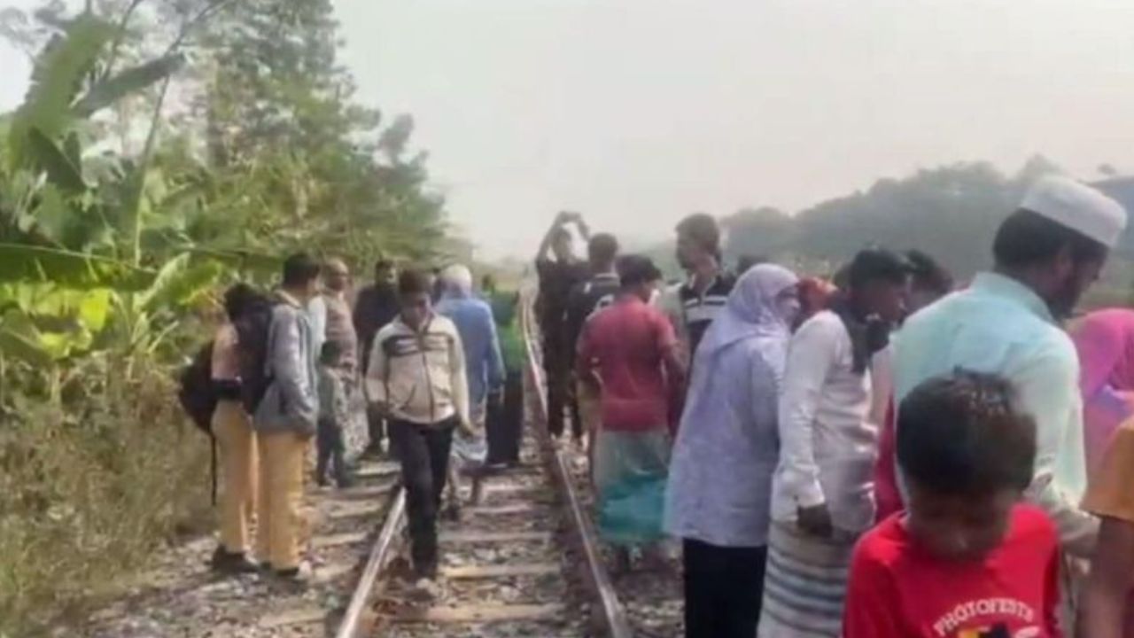 Mother jumps under moving train with two children