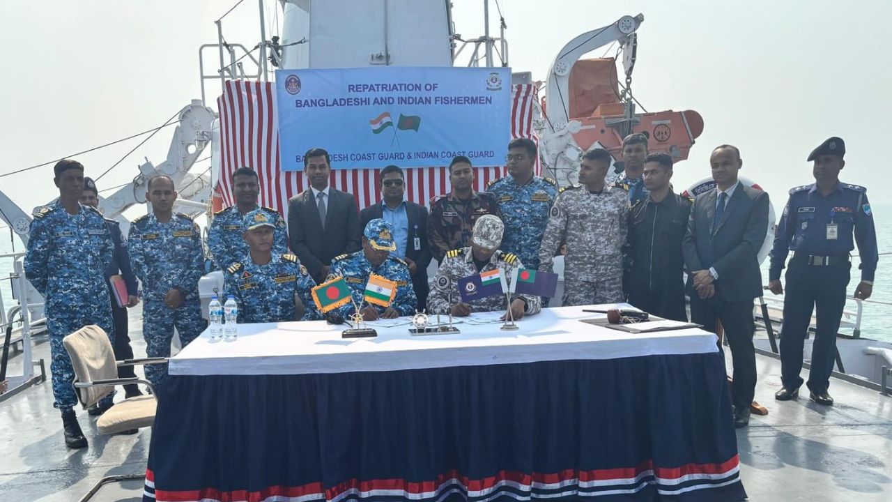 128 Bangladeshi fishermen return from India