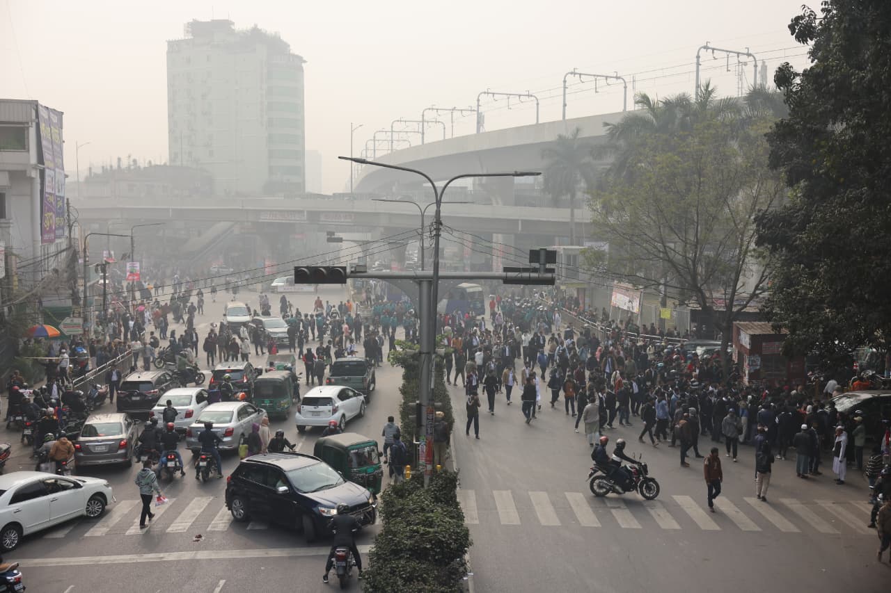Tejgaon College students block Farmgate, traffic halted