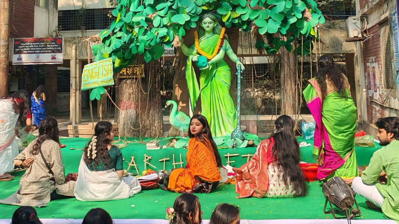 Female priest leads Saraswati Puja at JnU