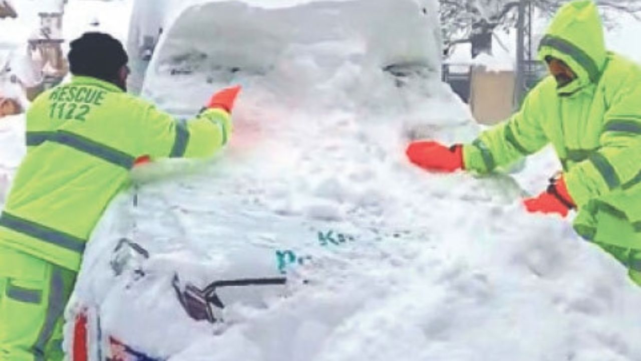 9 killed as heavy snowfall disrupts northern Pakistan