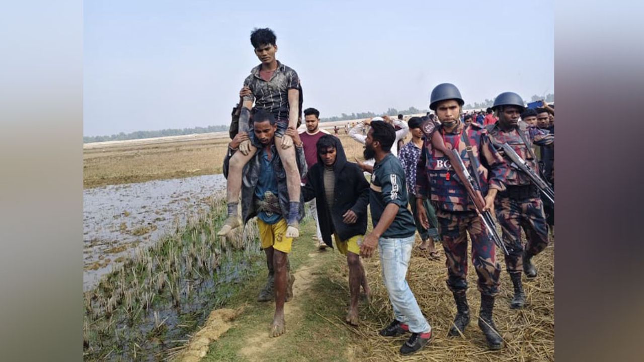 52 Rohingya fighters flee into Bangladesh