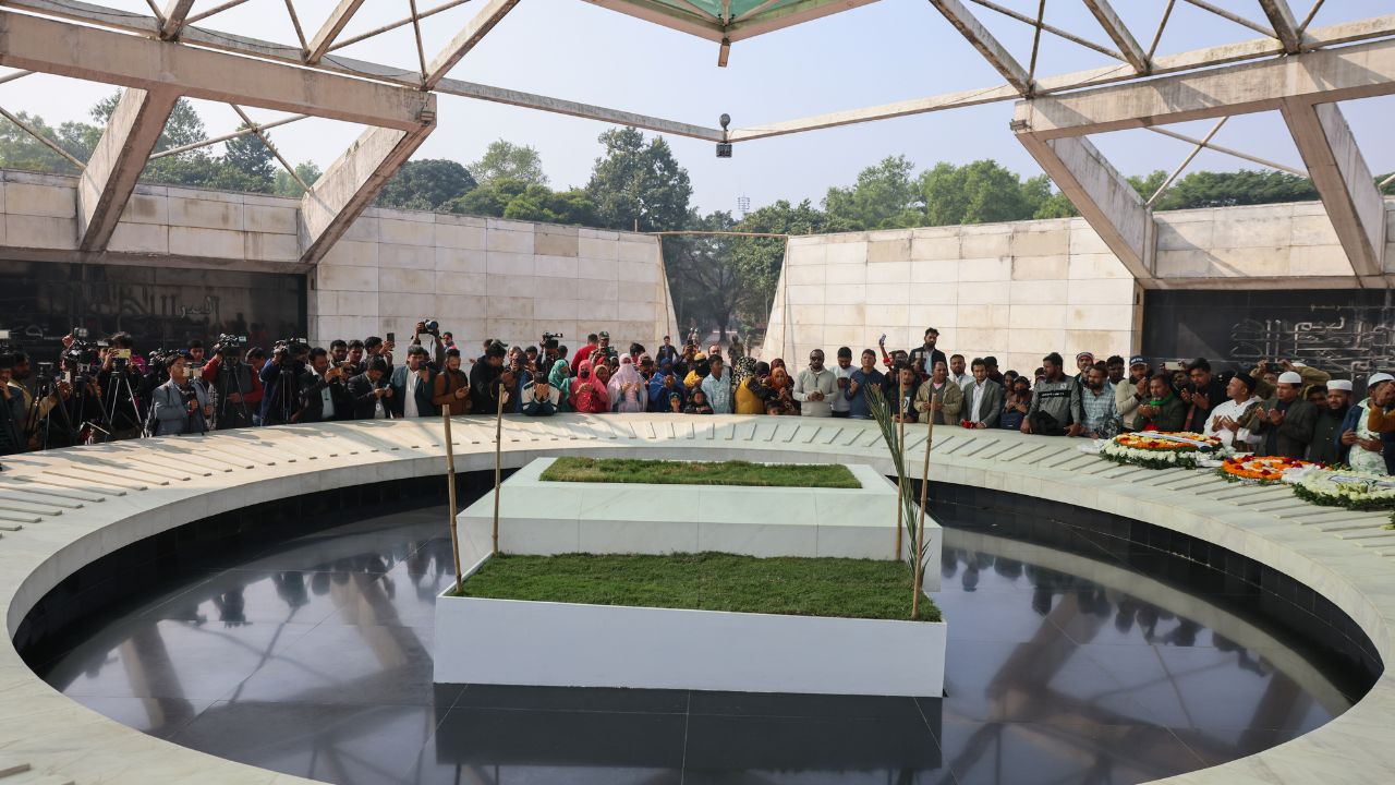 Quiet prayers at Khaleda’s grave