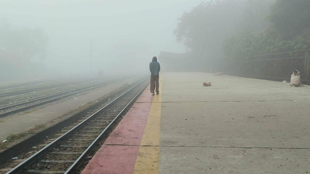 Cold wave grips districts, fog and chill disrupt daily life
