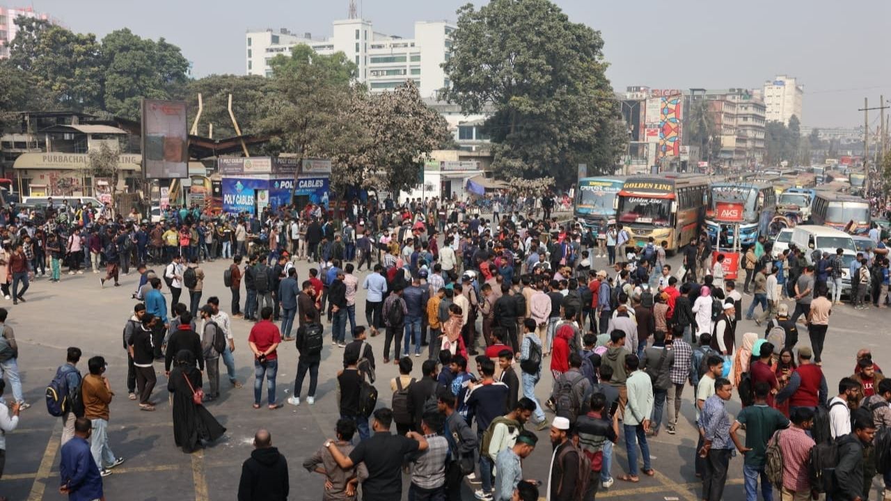 Students of 7 colleges block Science Lab, 2 other roads