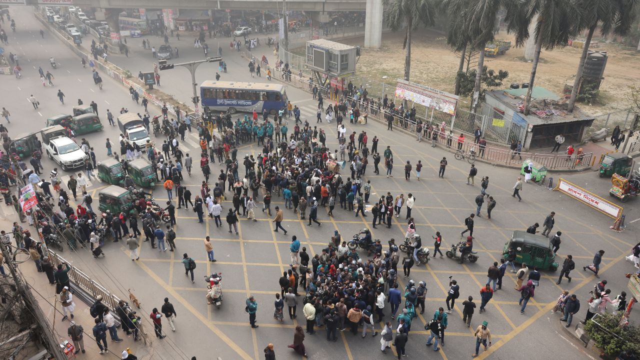 Blockades by traders, students paralyse Dhaka